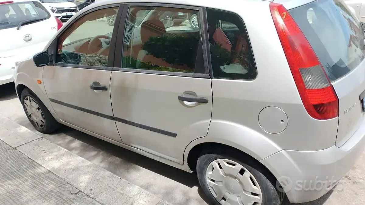 Second-hand Ford Fiesta 68 CP (50 kW) 2004 Gri Hatchback