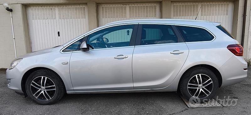 Usata Opel Astra 140 CV (102 kW) 2011 Grigio Station wagon