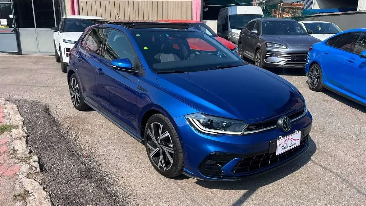 Usata VW Polo R-line 110 CV (80 kW) 2023 Blu/azzurro Utilitaria