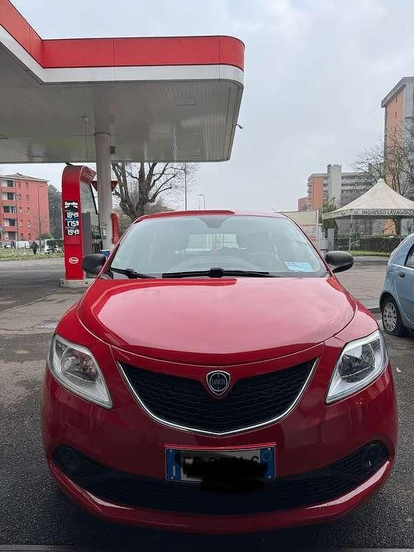 Usata Lancia Ypsilon Silver 69 CV (50 kW) 2016 Utilitaria