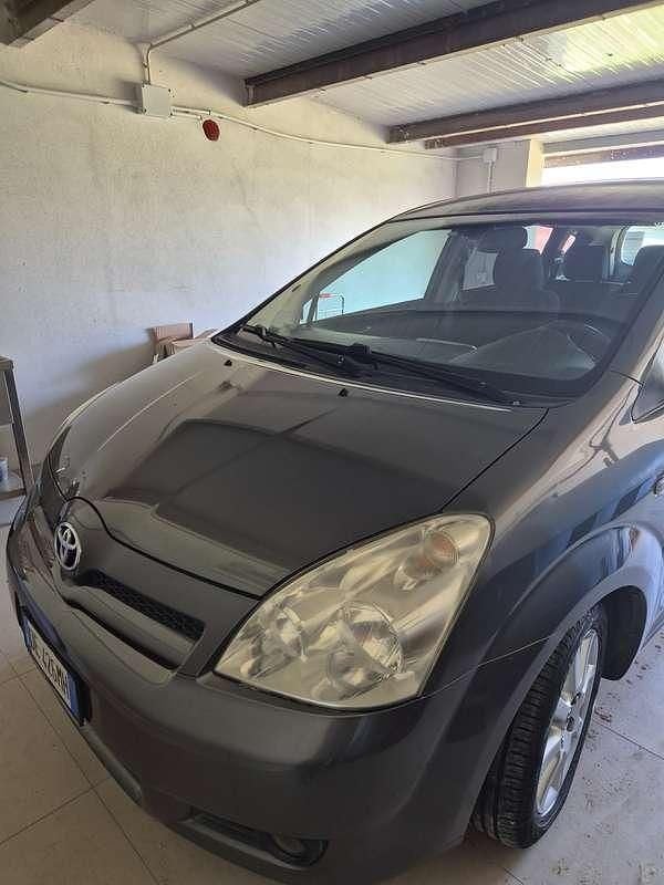 Usata Toyota Corolla Verso 136 CV (100 kW) 2006 Grigio Monovolume