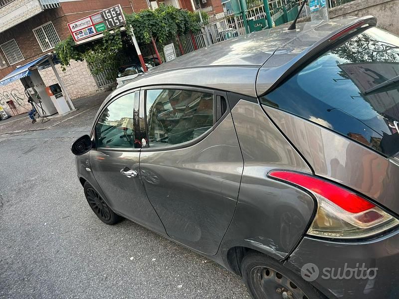 Usata Lancia Ypsilon 69 CV (50 kW) 2012 Grigio Utilitaria