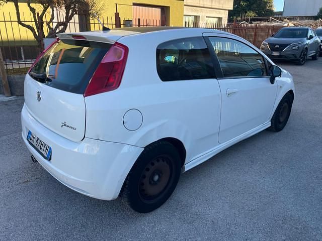 Usata Fiat Grande Punto Dynamic 119 CV (87 kW) 2008 Bianco Utilitaria