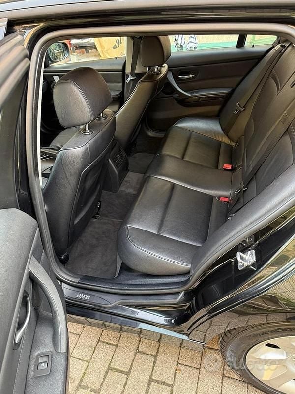 Usata BMW 318 143 CV (105 kW) 2011 Nero Station wagon