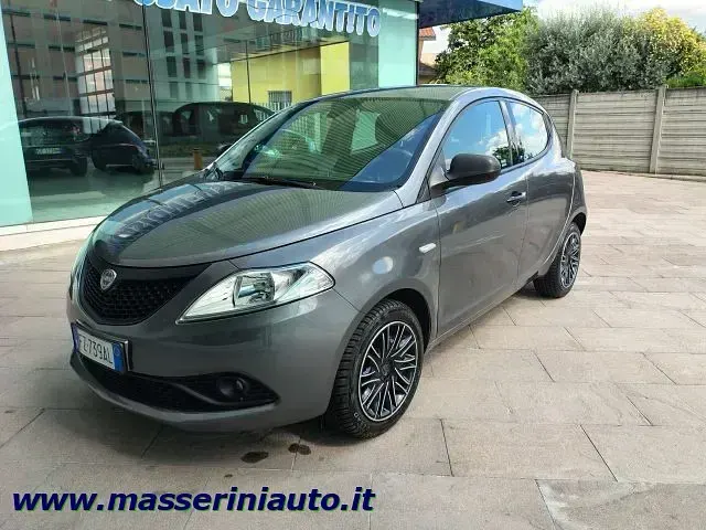 Begagnad Lancia Ypsilon 69 HK (50 kW) 2019 Grå