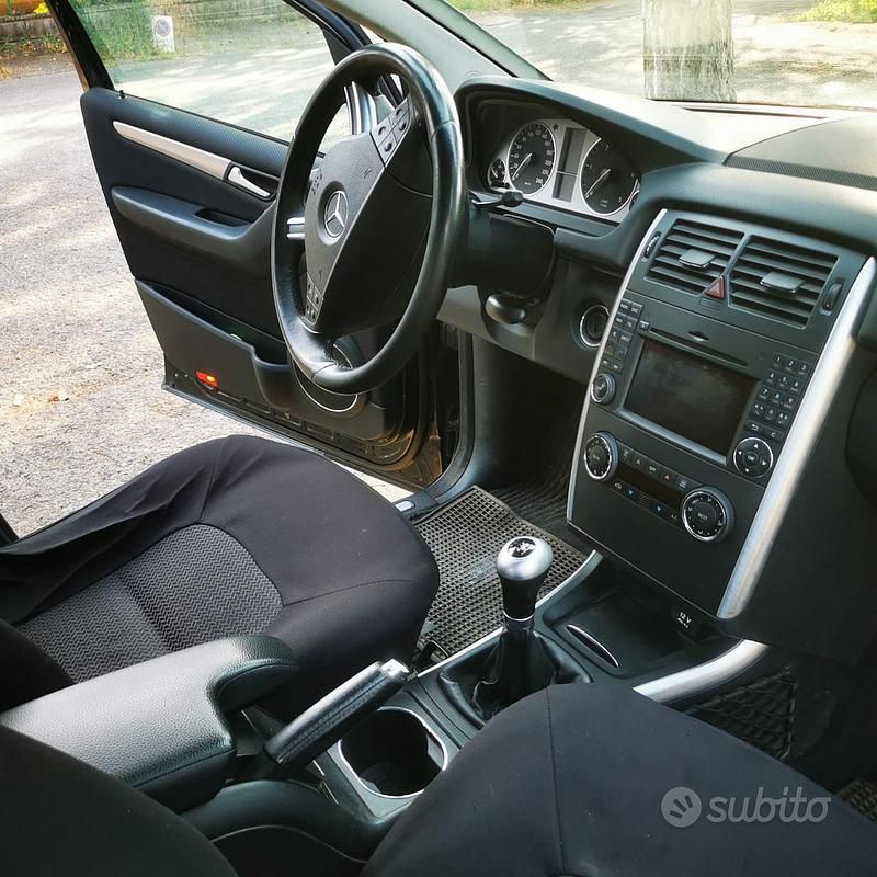 Usata Mercedes B180 109 CV (80 kW) 2011 Nero Monovolume