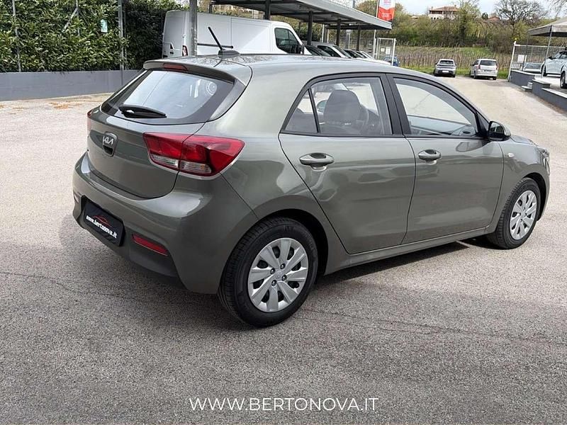 Usata Kia Rio Urban 83 CV (61 kW) 2023 Grigio Utilitaria