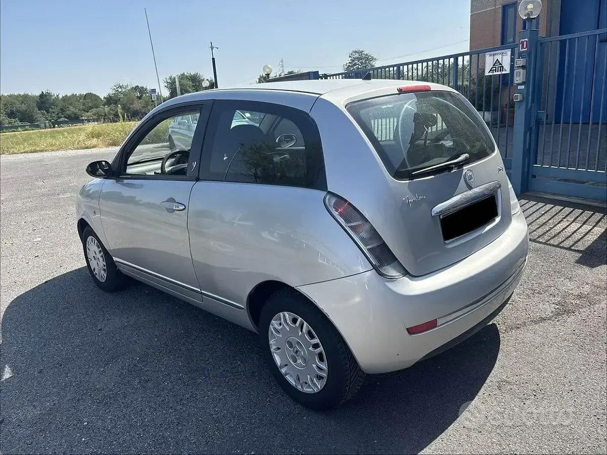 Usata Lancia Ypsilon 75 CV (55 kW) 2007 Grigio Utilitaria