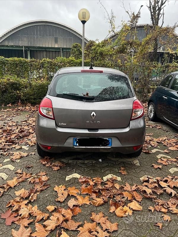 Usata Renault Clio II 75 CV (55 kW) 2011 Berlina