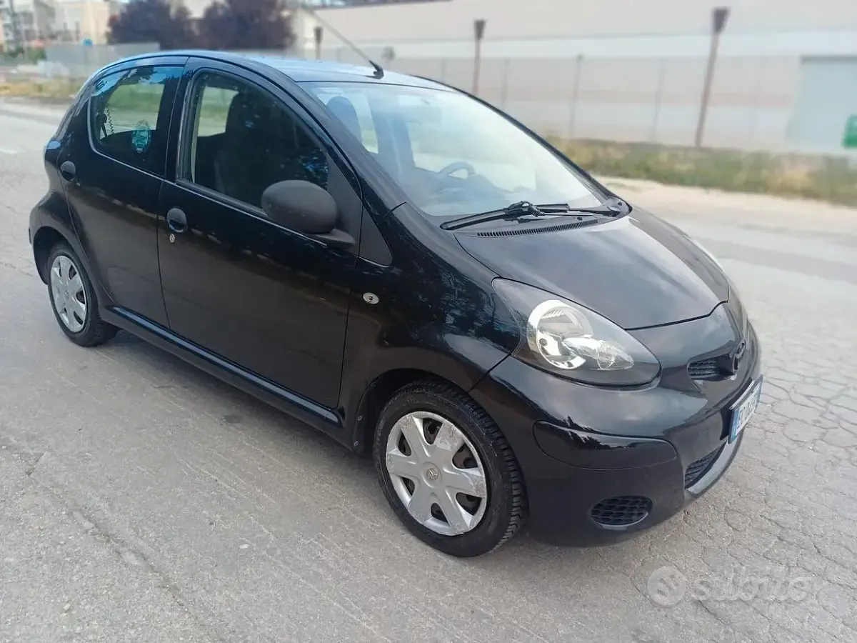 Usata Toyota Aygo Connect Style 72 CV (52 kW) 2010 Nero Utilitaria