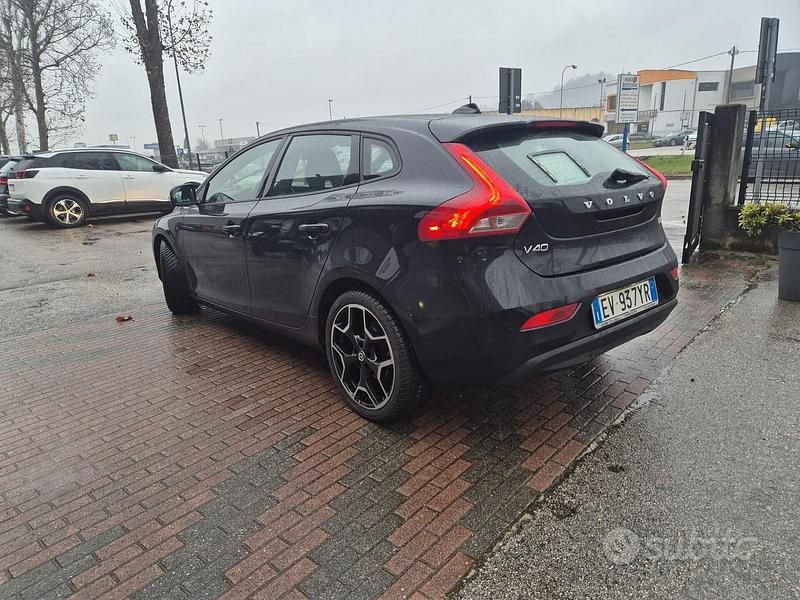 Usata Volvo V40 Kinetic 115 CV (84 kW) 2014 Nero Berlina