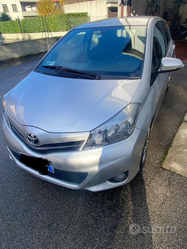 Usata 2012 Toyota Yaris Tre volumi | 5000 € (Buon prezzo) - Immagine 1/4