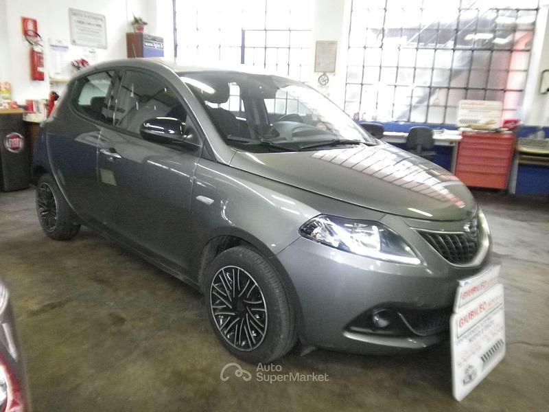 Usata Lancia Ypsilon Gold 69 CV (50 kW) 2022 Grigio Utilitaria