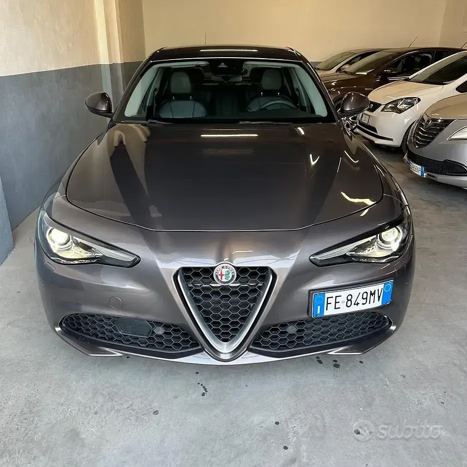 Usata Alfa Romeo Giulia Business 180 CV (132 kW) 2016 Grigio Berlina