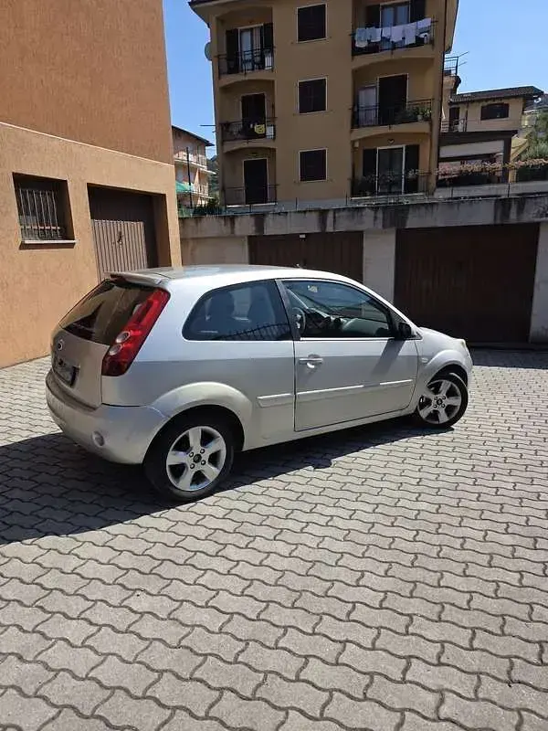 Usata Ford Fiesta Ghia 75 CV (55 kW) 2007 Utilitaria