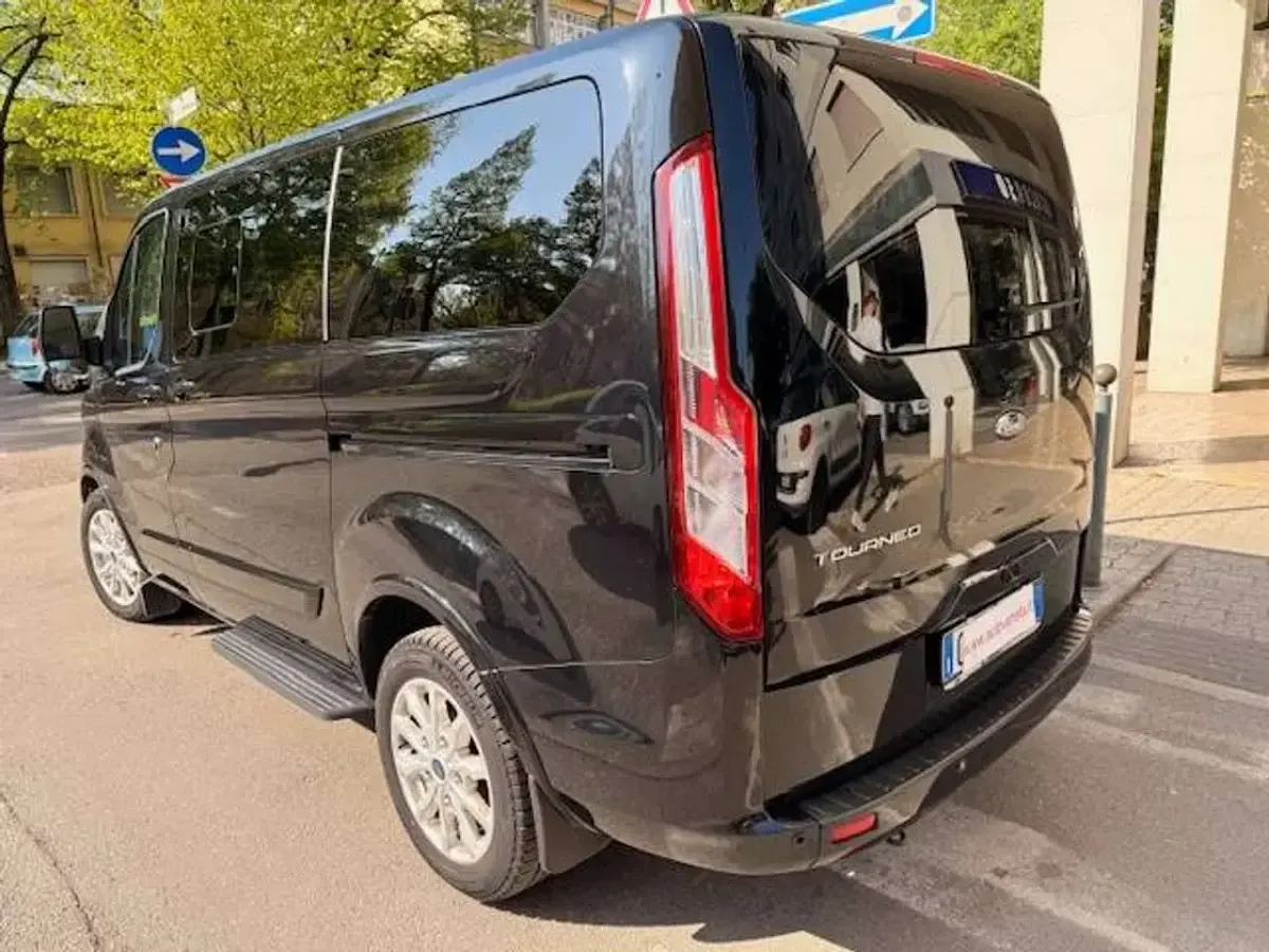 Usata Ford Tourneo Titanium 131 CV (96 kW) 2022 Nero Monovolume