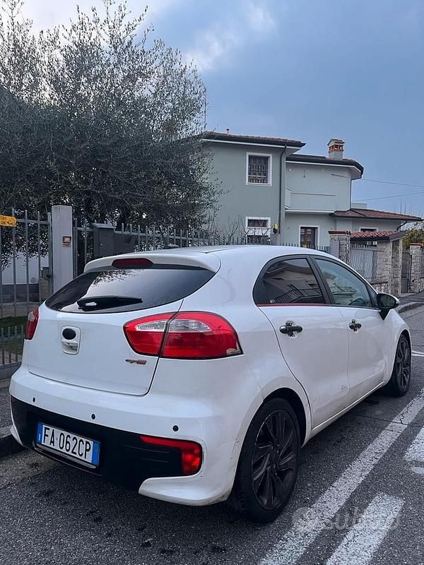 Usata Kia Rio 90 CV (66 kW) 2015 Bianco Utilitaria