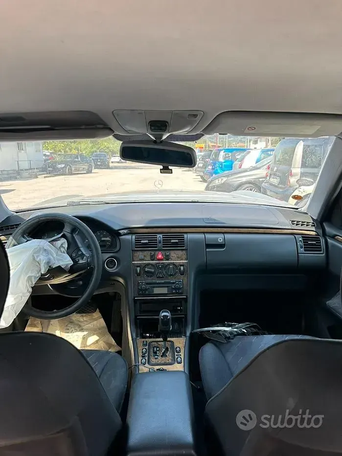 Usata Mercedes E220 Avantgarde 143 CV (105 kW) 2003 Grigio Berlina