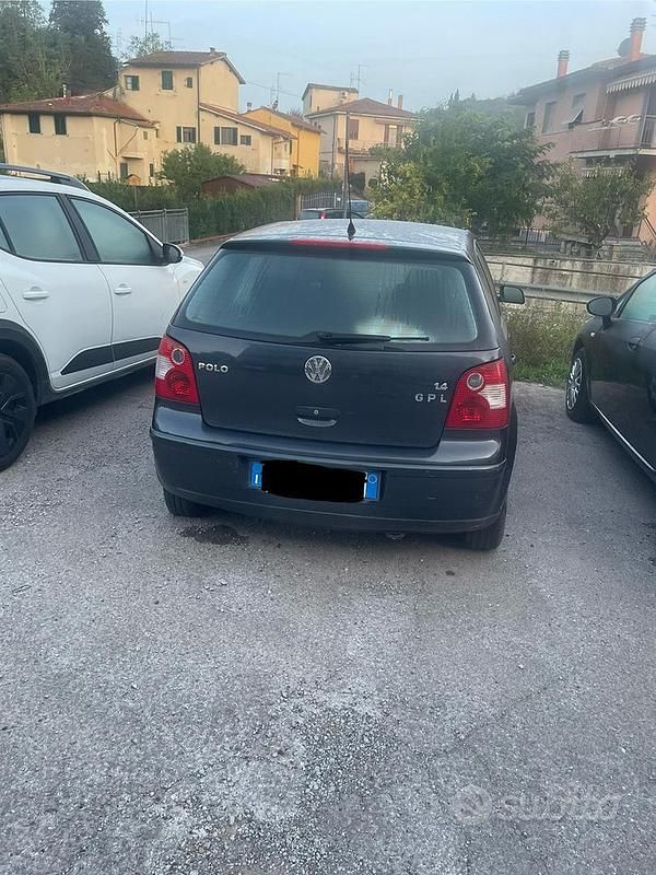 Usado VW Polo 75 CV (55 kW) 2005 Gris Utilitario