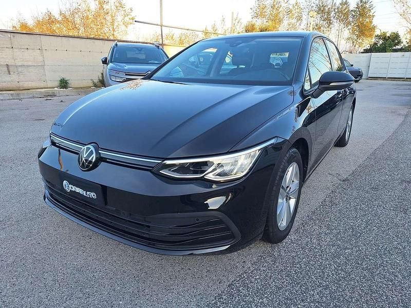 Nero Usata 2022 VW Golf VIII Life Tre volumi | 20.700 € (Super prezzo) - Immagine 1/4