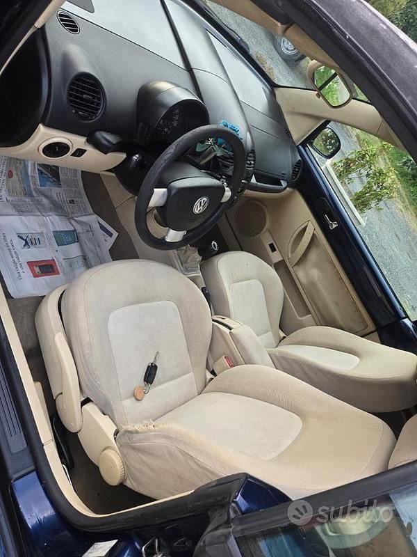 Usata VW New Beetle 105 CV (77 kW) 2005 Blu Utilitaria