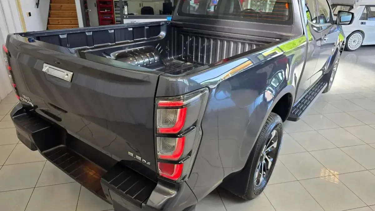 Nuova Isuzu D-Max 164 CV (120 kW) 2026 Obsidian gray mica Pick-up