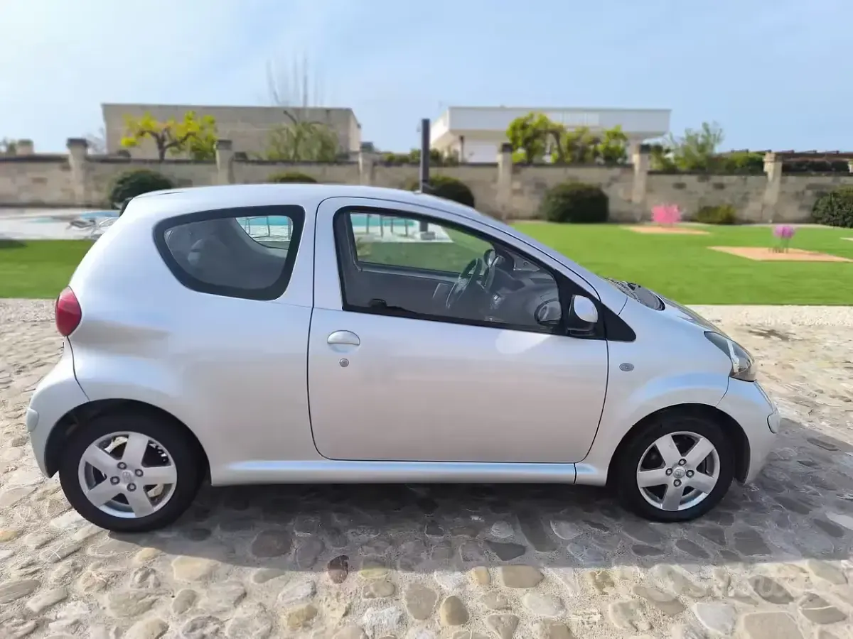 Usata Toyota Aygo 54 CV (39 kW) 2006 Grigio Utilitaria