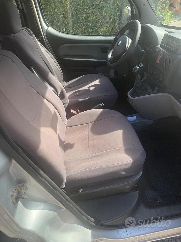 Begagnad Fiat Doblò 90 HK (66 kW) 2009 Grå Minibuss