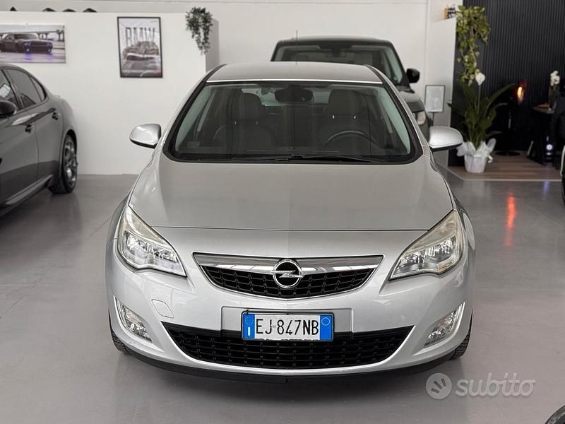 Usata Opel Astra Cosmo 110 CV (80 kW) 2011 Grigio Berlina