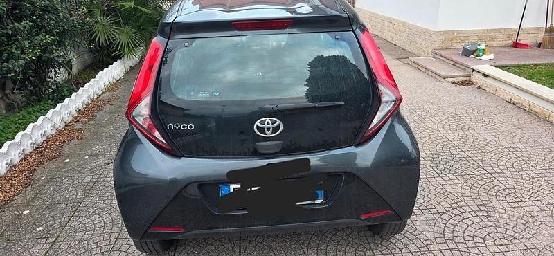 Usata Toyota Aygo 72 CV (52 kW) 2019 Grigio Utilitaria