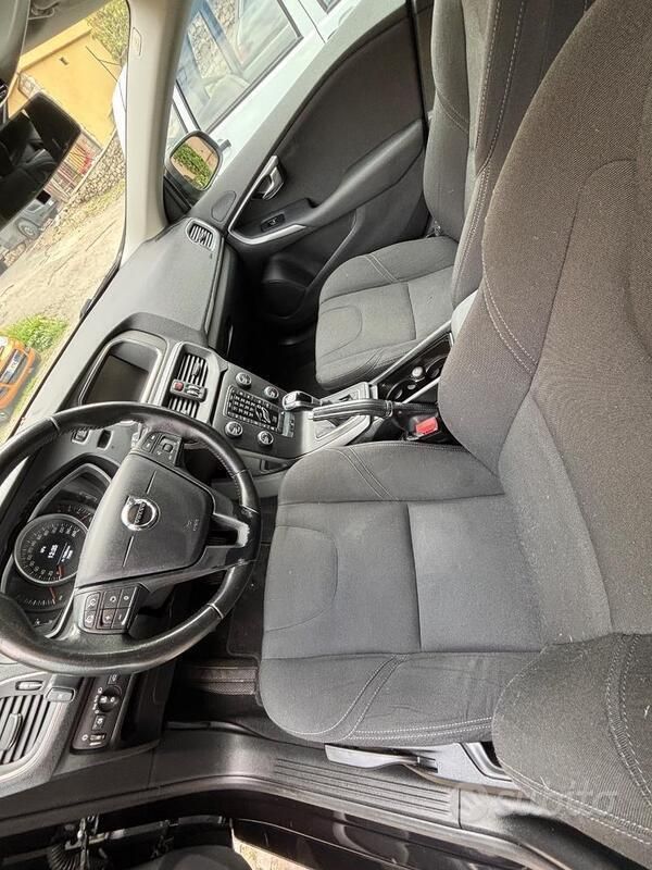 Usata Volvo V40 Business Edition 120 CV (88 kW) 2018 Nero Station wagon