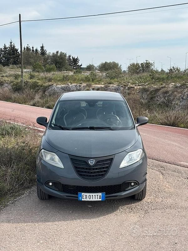 Usata Lancia Ypsilon 85 CV (62 kW) 2014 Grigio Utilitaria
