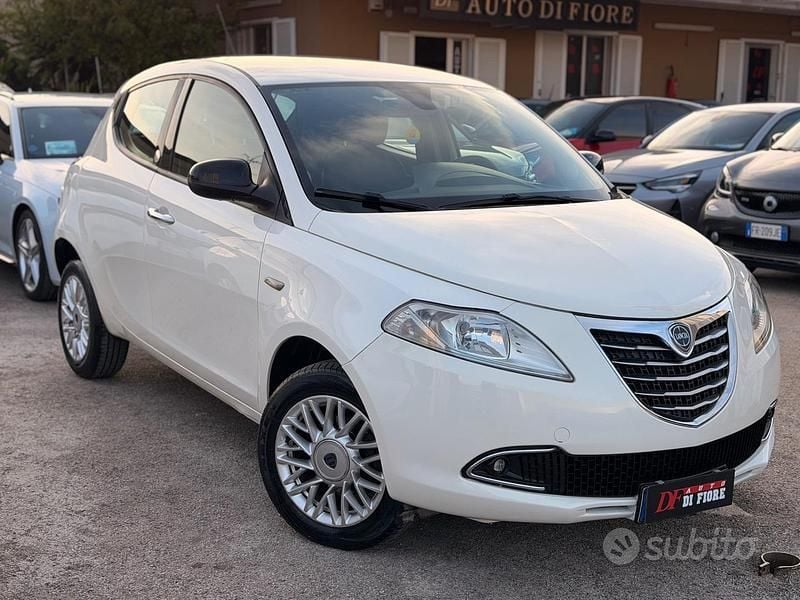 Begagnad Lancia Ypsilon Gold 85 HK (62 kW) 2015 Vit Halvkombi