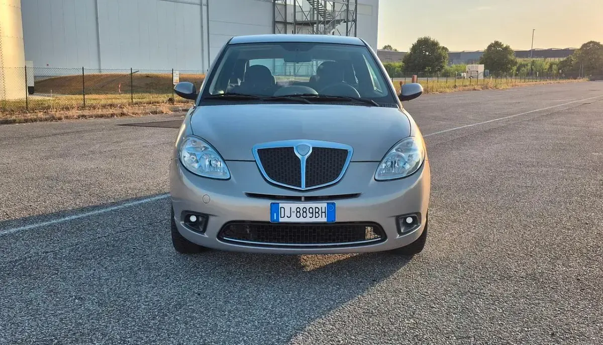 Usata Lancia Ypsilon 60 CV (44 kW) 2007 Argento Utilitaria