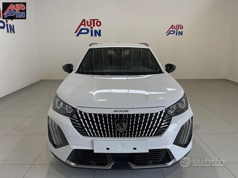 Usata Peugeot 2008 Allure 102 CV (75 kW) 2024 Bianco SUV