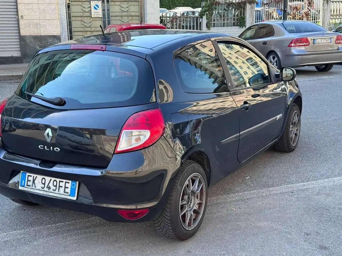 Usata Renault Clio III 75 CV (55 kW) 2011 Nero Berlina