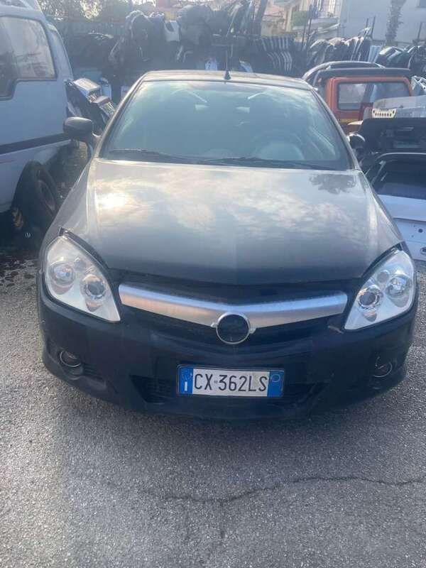 Usata Opel Tigra Edition 69 CV (50 kW) 2005 Nero Station wagon