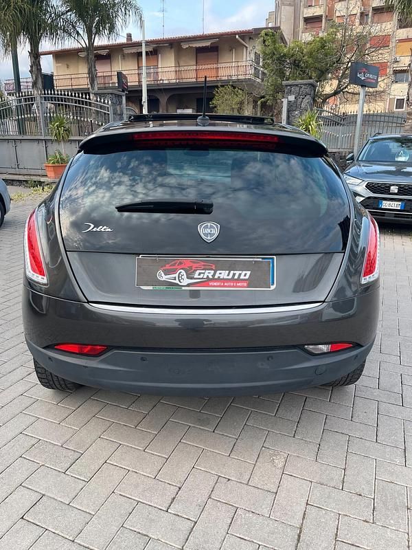 Usata Lancia Delta Platinum 120 CV (88 kW) 2011 Grigio Utilitaria