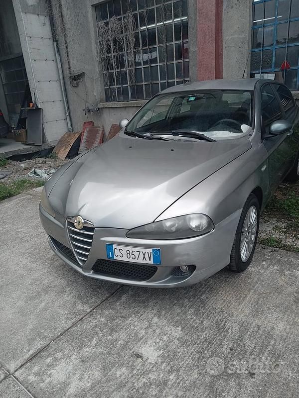 Begagnad Alfa Romeo 147 149 HK (109 kW) 2005 Silver Halvkombi