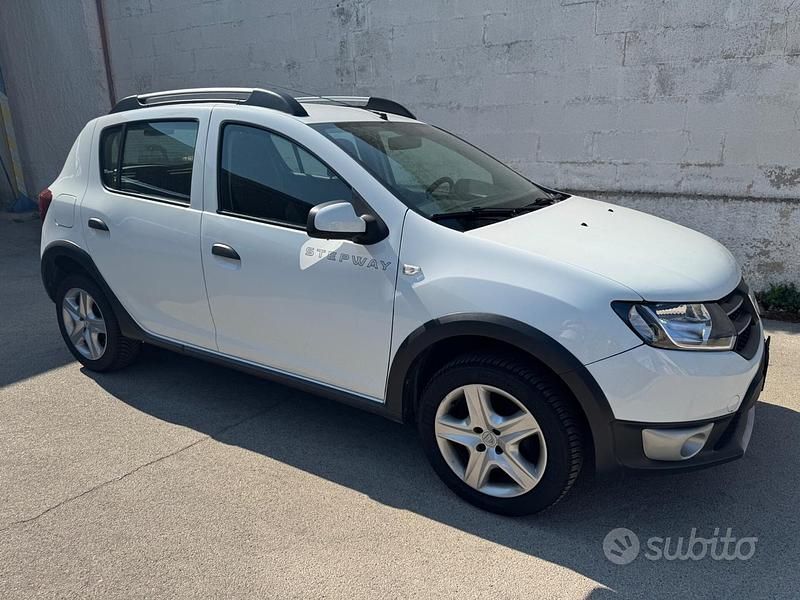 Usata Dacia Sandero Lauréate 90 CV (66 kW) 2016 Bianco Utilitaria