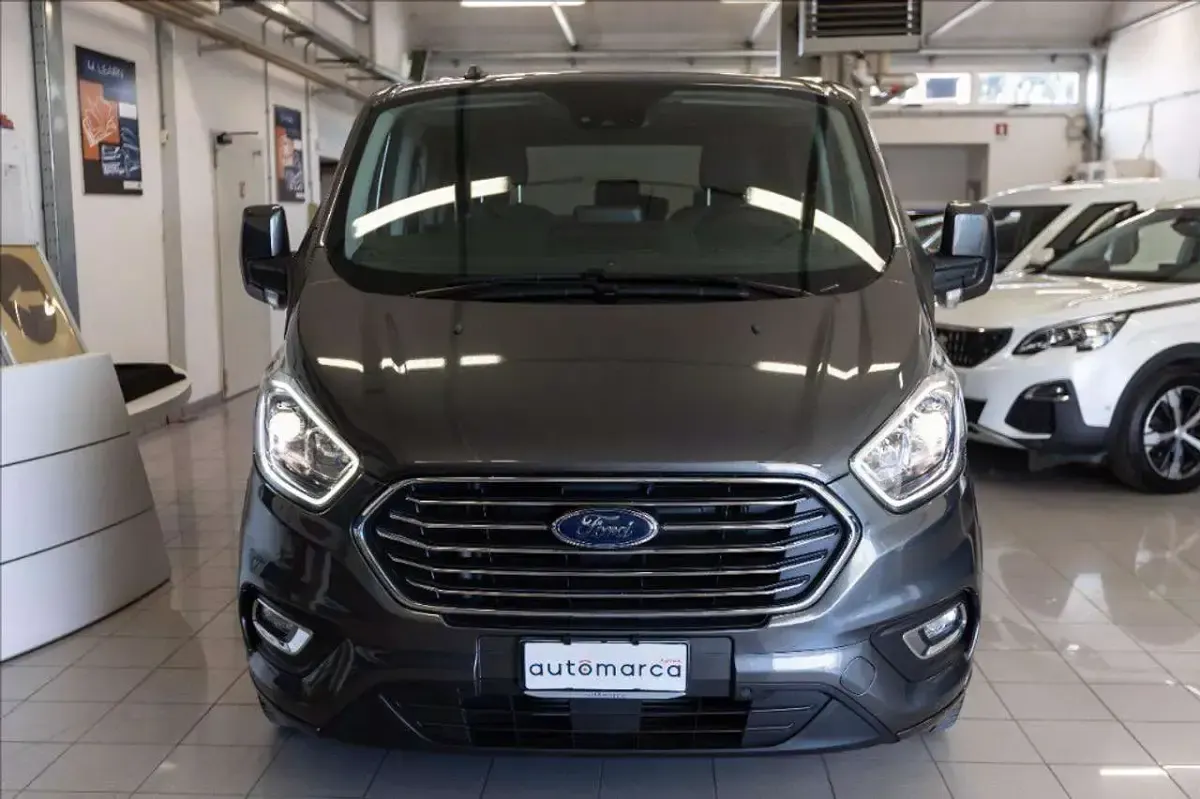 Usata Ford Tourneo Titanium 131 CV (96 kW) 2022 Grigio metallizzato