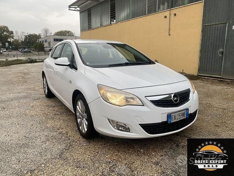 Usata Opel Astra Cosmo 110 CV (80 kW) 2010 Bianco Berlina