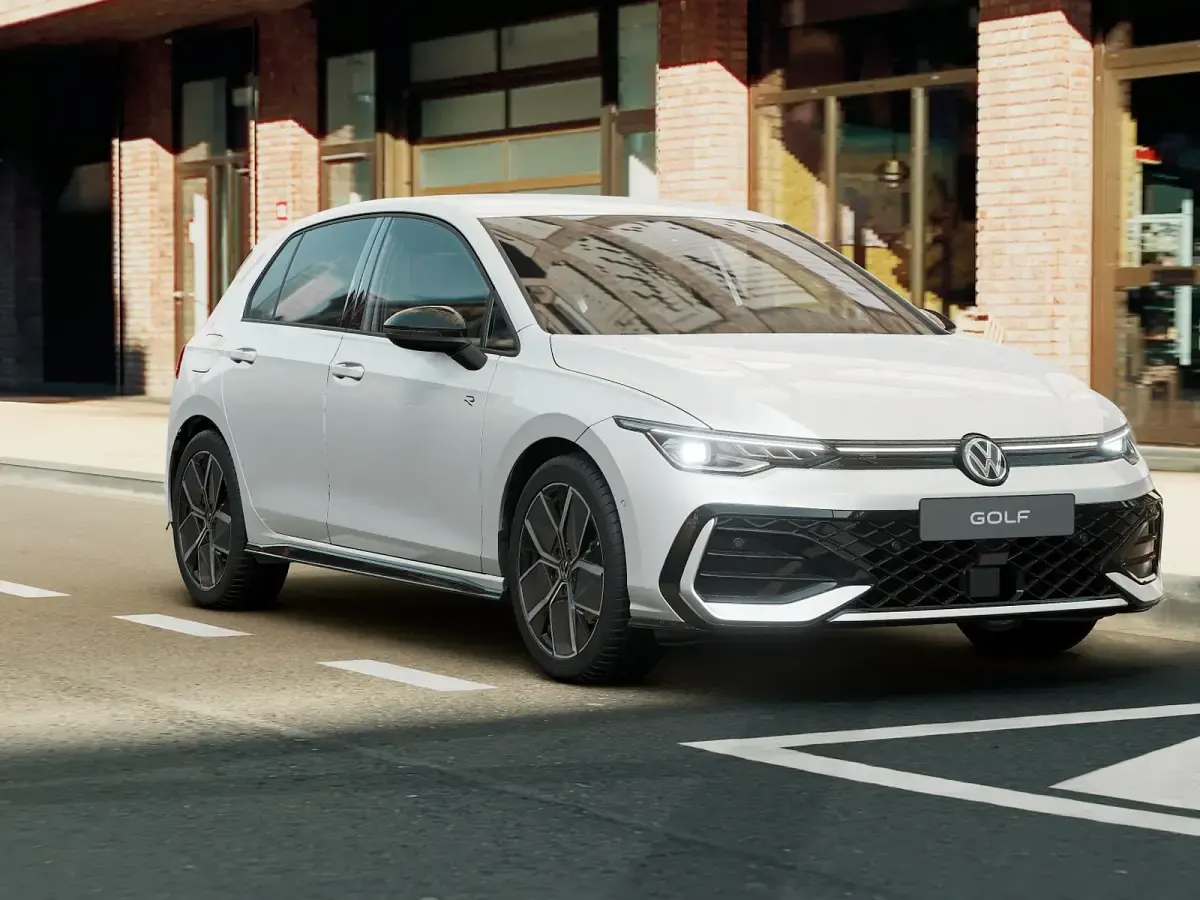 Nuova VW Golf VIII R-line Plus 150 CV (110 kW) 2026 Oryx white perlato Berlina
