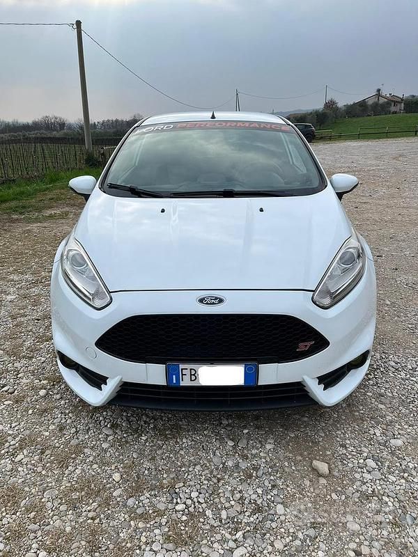 Usata Ford Fiesta ST 182 CV (133 kW) 2015 Bianco Berlina