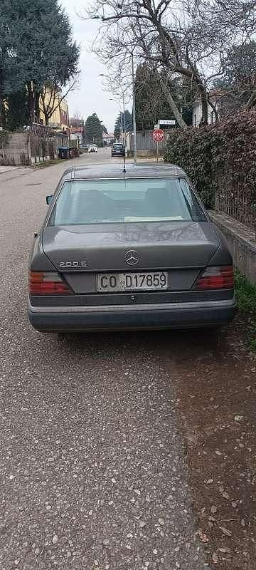 Usata Mercedes 200 122 CV (89 kW) 1993 Bronzo Berlina