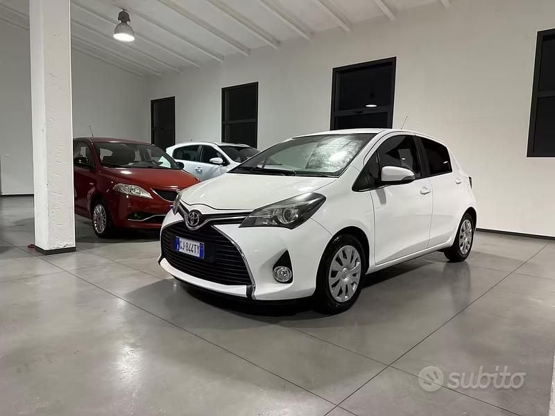 Usata Toyota Yaris Lounge 69 CV (50 kW) 2017 Bianco Berlina