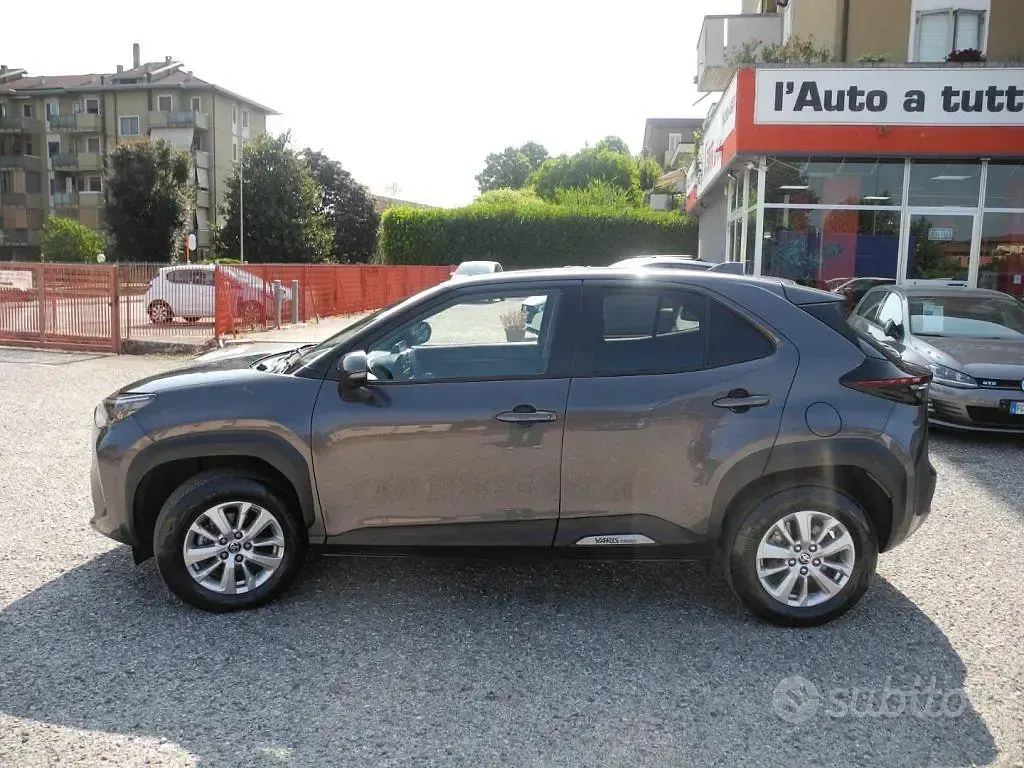 Usata Toyota Yaris Cross Business Edition 92 CV (67 kW) 2024 Grigio scuro SUV