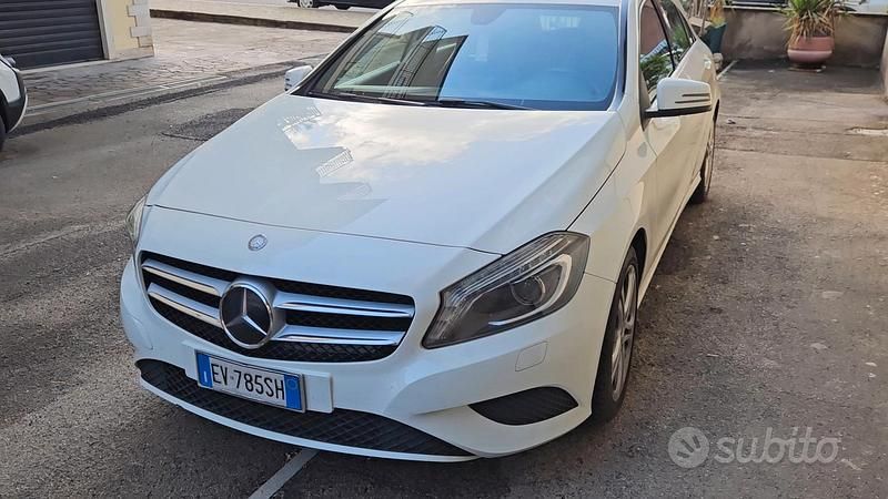 Bianco Usata 2014 Mercedes A180 Tre volumi | 9500 € - Immagine 1/4