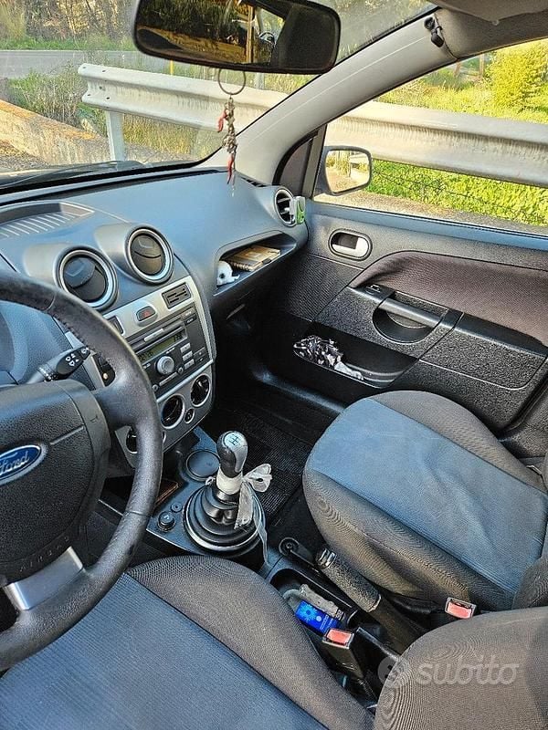 Usata Ford Fiesta Titanium 73 CV (53 kW) 2007 Nero Utilitaria