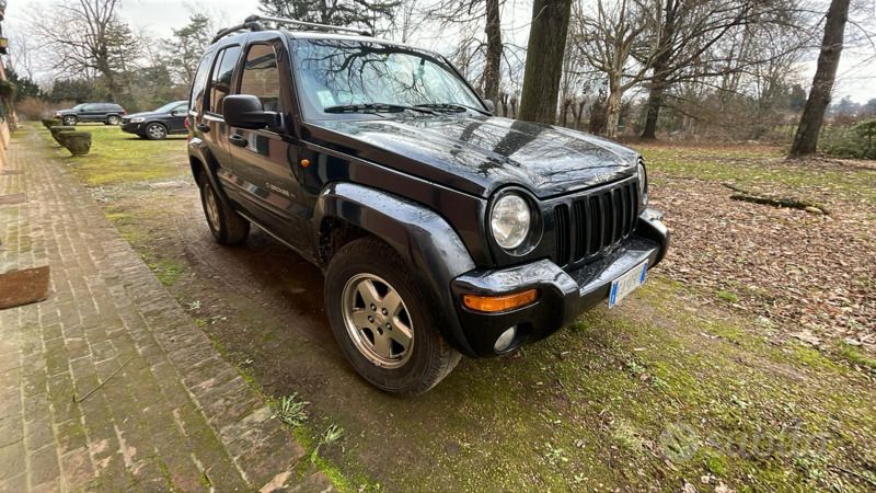 Nero Usata 2003 Jeep Cherokee SUV | 4500 € (Buon prezzo) - Immagine 1/4